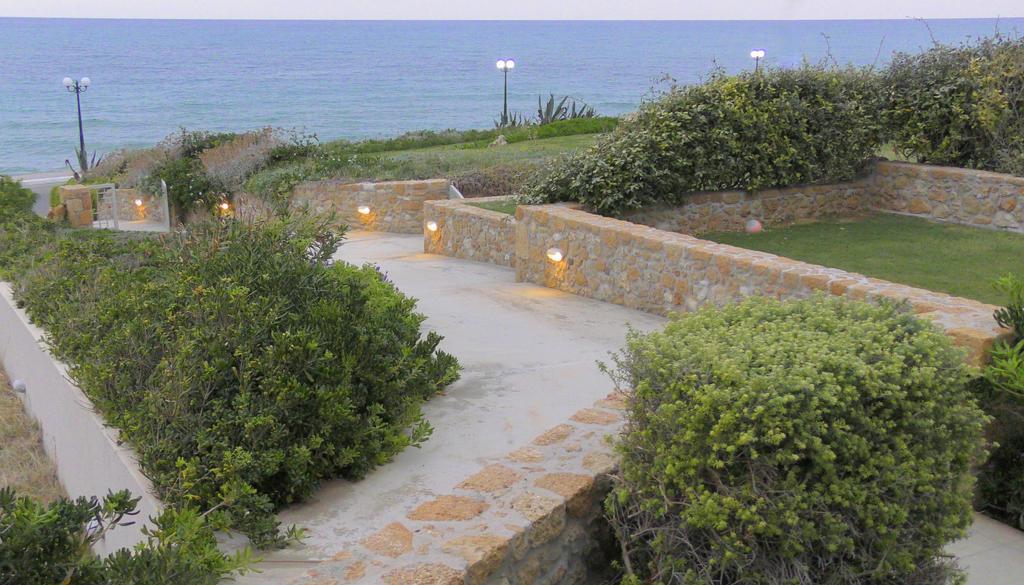 Sea View Beachfront Villa Peri Гувес Екстер'єр фото